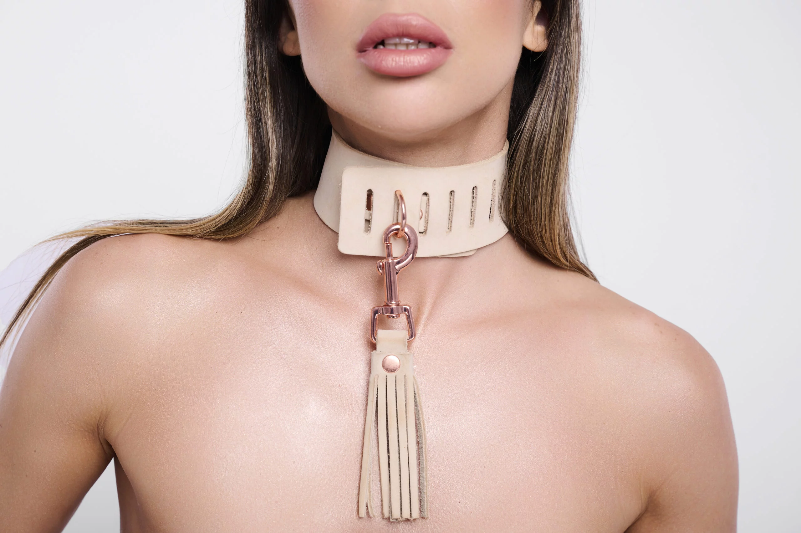 Lederhalsband mit Peitsche Nude / Roségold